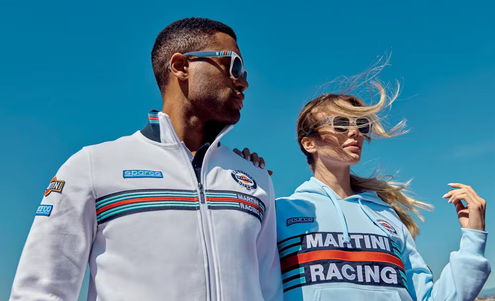 Deux personnes portant des vêtements Sparco